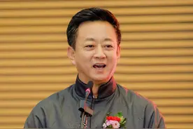 朱军的名场面：按金晨屁股，拉董卿手，翻车的“丑闻”实在太怨了图片