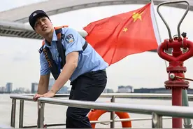 外媒盛赞！孙杨奥运夺牌队友退役担任水警，跳入水中挽救无数生命图片