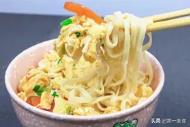 这才是正宗的河南捞面条，浇卤子配大蒜，一会扒拉一大碗，得劲图片