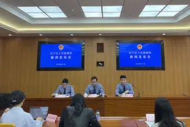 网店找十多名“刷手”假装买手机，骗拼多多补贴510万元图片
