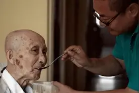 “求求你放我留条活路”，独生女跪求父亲进养老院，老人含泪答应图片