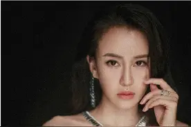 她是国内"瑜伽教母"，身材太好了，她的同款瑜伽动作，一起开练图片