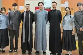 文艺晚会重现《觉醒年代》，幕后合照大有问题，刘烨凭什么站C位图片