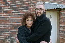 19岁男与72岁老太太结婚，年龄只是数字，快乐做自己才最重要图片