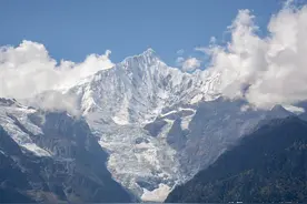 中国明令禁止攀爬的山峰，却有很多人来这里碰运气图片