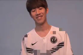 Theshy技术为何断崖式下滑？赛前带妹子双排，PDD神预言图片