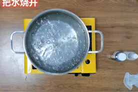 被腐蚀褪色的衣服不要扔，只需一招就能满血复活，简单易操作图片