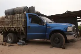 南美司机改装福特皮卡，只为买到6分钱1升的汽油，一天能拉3吨图片