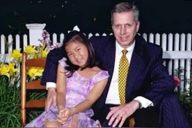 中国小姑娘，被美国爷爷好心收留，现在女孩已长成大美人图片