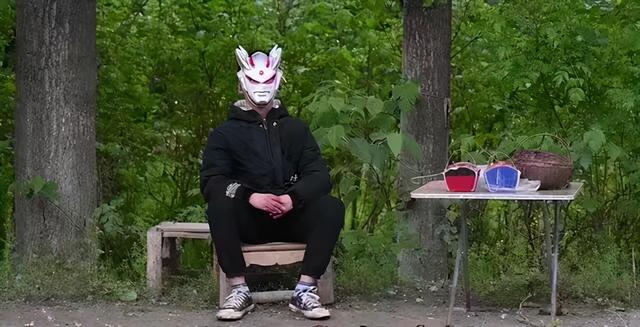 11岁“奥特曼”男孩路边卖樱桃，摘下面具后网友泪目了