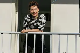 没结婚的李梓萌活成少女，条纹配背带裤青春活力，哪像44岁的人图片