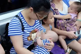 女子在地铁上喂母乳，被旁边男子指责不体面，妈妈当场回怼太解气图片