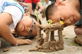 熊孩子偷拍爸爸洗澡，还随手发到了家长群，网友：骨灰级坑爹图片