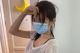 “女同事来我家躲雨，雨停了她还不走，接下来我该怎么做”哈哈哈图片