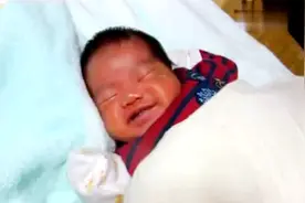 为什么宝宝睡觉总是扭动、哼唧？很可能是几种说不出来的“苦”图片