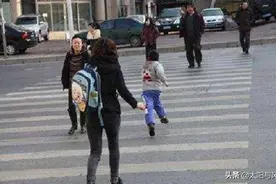 熊孩子不愿牵手过马路！家长如何不打不骂轻松搞定？图片