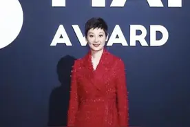 53岁徐帆不服老，红色流苏大衣穿出隆重感，黑丝袜大秀电线美腿图片