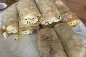 滨州70多岁大爷卖非遗小吃，猪头肉锅子饼32一斤，出了滨州吃不到图片