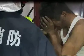 凌晨起火！男子和孕妻躲到10楼空调外机图片