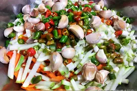 每年秋季，妈妈都用这方法腌咸菜，7种食材腌1瓮，够吃一冬图片