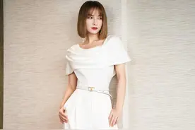 吴昕终于换发型，利落短发配连体裤显国际范，小个子穿出了大气场图片