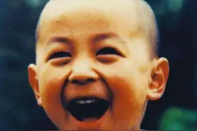 从家喻户晓到无人问津,被"吸血鬼"父亲坑惨的释小龙,如今怎样了？图片