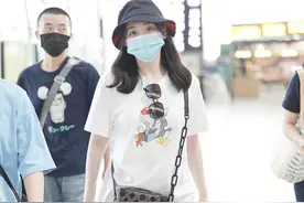 张靓颖街拍：卡通T恤牛仔热裤 LV Soft Trunk盒子包清新少女图片