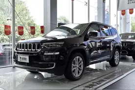 动力和四驱都很强，空间够大还有优惠，实拍Jeep大指挥官图片