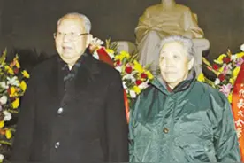 华国锋每次去主席纪念堂，都要三鞠躬，几十年未改变图片