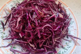 糖醋甘蓝和凉拌白菜，午餐两个凉拌菜，平常食材吃出好味道图片