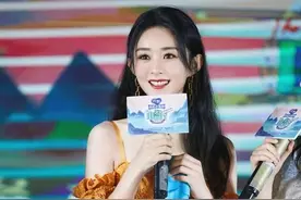 赵丽颖针织衫造型上节目，高腰皮裤勒出蚂蚁腰，气质温婉又淑女图片