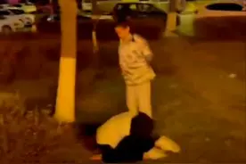 笑哭！吉林一女子醉酒被哥哥扛回家，清醒后一句话让哥哥猛抽巴掌图片