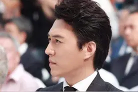 靳东罕晒两儿子合影，以古文为孩子庆生，兄弟俩背影可爱长腿瞩目图片