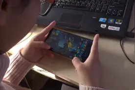 德州一女子家中玩游戏狂喊砸墙2小时，吓坏邻居报警视频封面