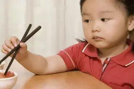 孩子吃饭时这3种表现，长大后大多没出息，每一种都令人反感图片