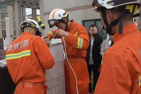 小猫掉入楼顶排烟管道，六盘水消防成功处置图片