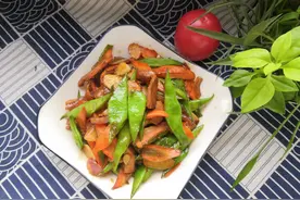 伏天，眉豆配肉炒着吃，清香爽口，眉豆清脆，肉质鲜嫩，营养健康图片