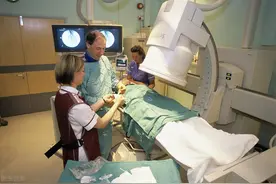 冠脉造影是诊断冠心病的金标准，但绝不能随便检查，医生揭秘图片