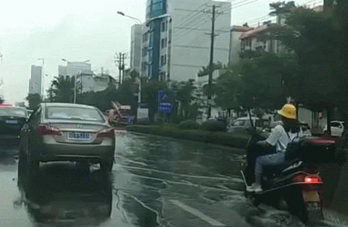 暴雨袭城！今天，石首人的出门现场曝光