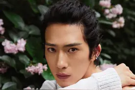 井柏然写真大片，宽松的白色毛衣搭配黑色短裤，懒惰随性图片