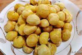 一壶开水一把剪刀轻松去掉栗子皮，做成糖霜栗子又甜又面，真好吃图片