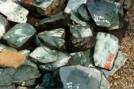 这个穷老头，买下价值1亿元的翡翠原石，为何在床下藏了20年图片