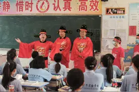 河南一校长率同事扮演“状元榜眼探花”，缓解学生高考前压力图片