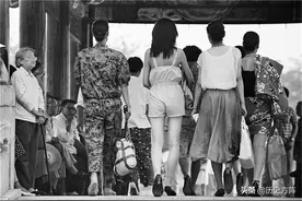 80年代的民情生活，美发店影楼发生着变化，青年男女开始时尚起来图片