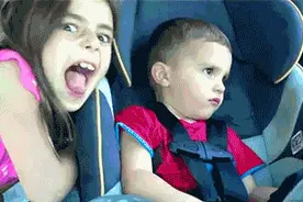 二胎家庭实录曝光：姐姐一出招，弟弟就傲娇……太真实了哈哈哈哈图片