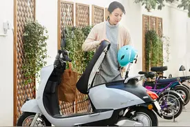 爱玛、雅迪新车上市，造型漂亮续航强大，2款电动车都能上牌图片