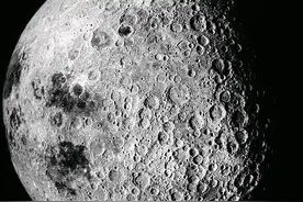 月球比地球小得多，在上面走几步会不会感觉要掉下去呢？图片