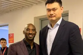 和姚明一起合照什么感受？科比到肩膀，大韩像后卫，奥胖小鸟依人图片