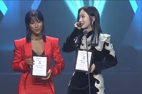 音乐盛典死亡打光，孟美岐肤白也扛不住，吉克隽逸黑到无人能找到图片