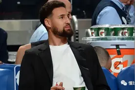 我的天啊！汤普森又受伤了，小腿无法承重！这还没复出呢图片